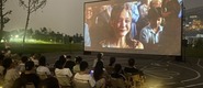 （朝鲜美女的大bb操鸡巴视频转载）成都秋夜“新耍法”：到公园看坝坝电影